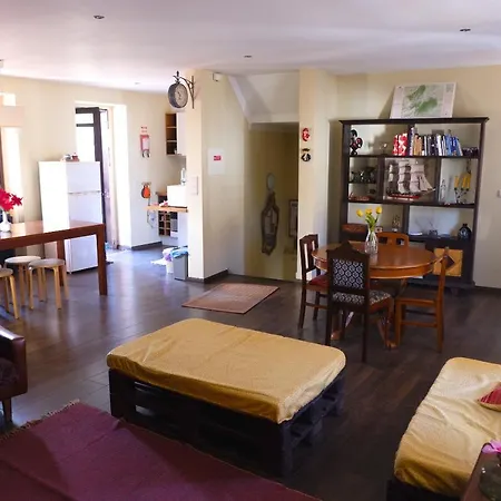 Magalhaes House Ostello *
